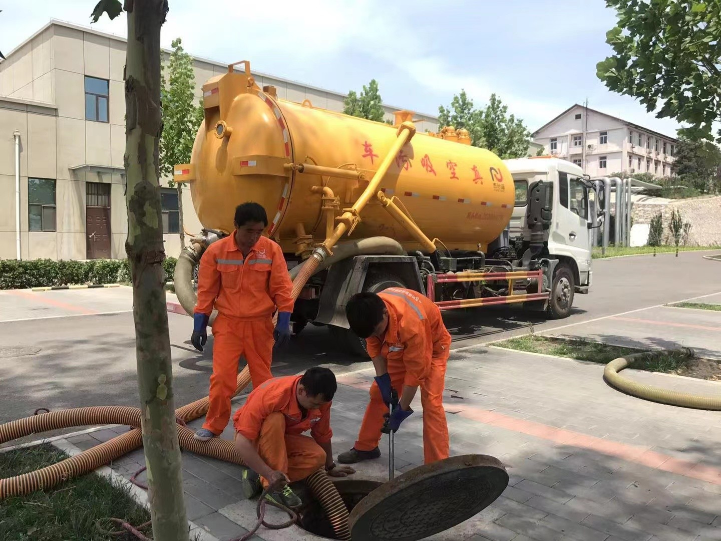 天心管道疏通车停在窨井附近